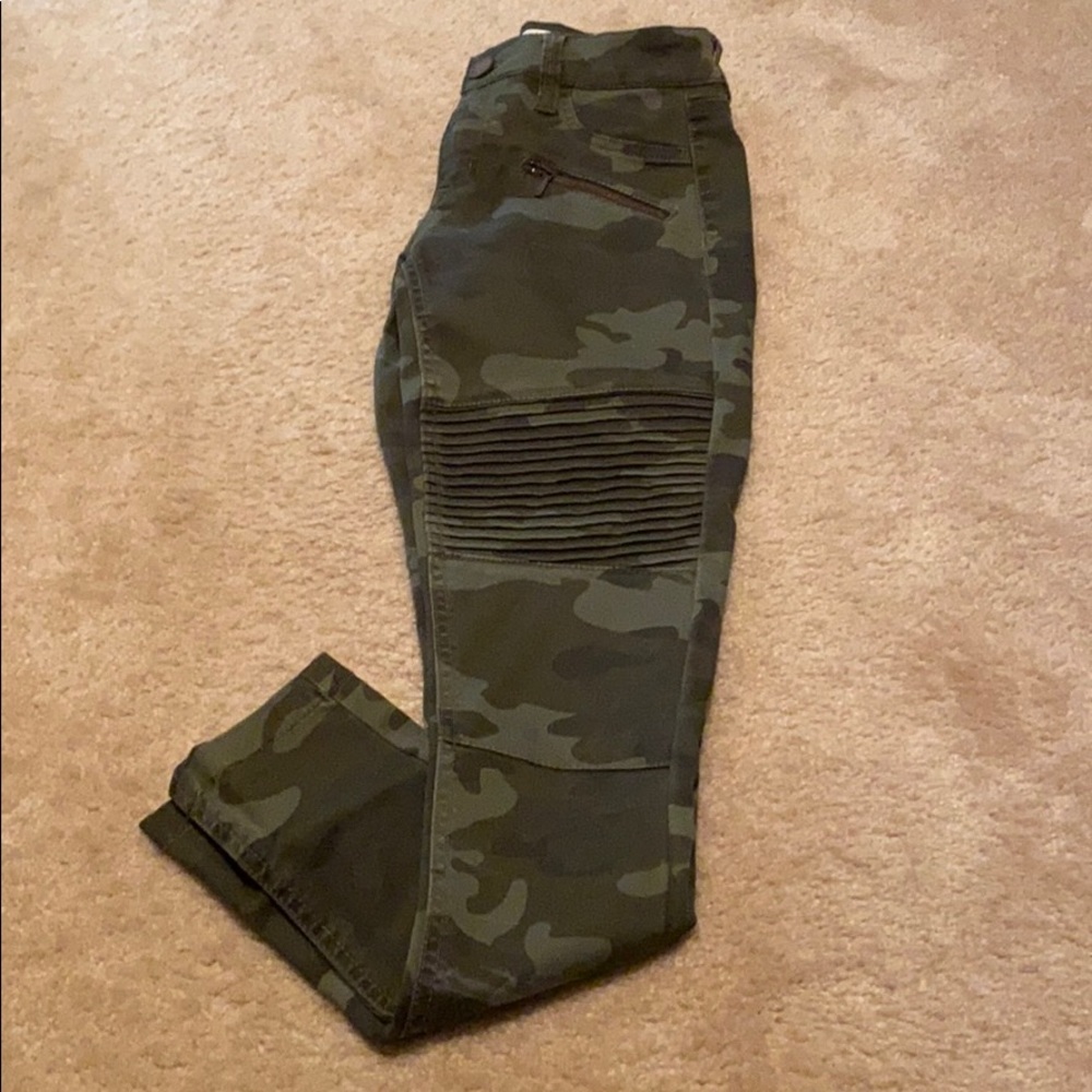 Green camouflage pant